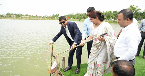 ডিসি পার্কের পুকুরে মাছ অবমুক্ত করলেন জেলা প্রশাসক